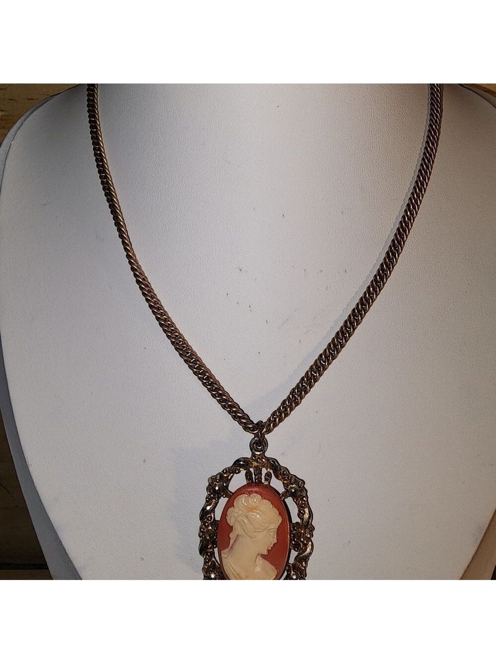 Vintage Art Nouveau Cream Cameo Necklace 14" - Picture 3 of 5